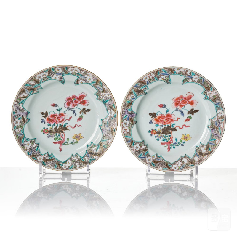 Two famille rose serving dishes and six dinner plates, - 图9